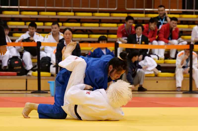 太阳报：英乙球迷朝对方门将扔椅子，被球队主帅严厉批评