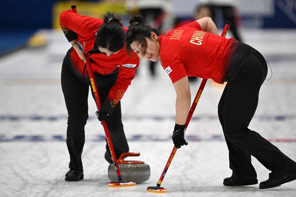 互致问候，U17世界杯期间日本队与墨西哥队在酒店相互列队致意